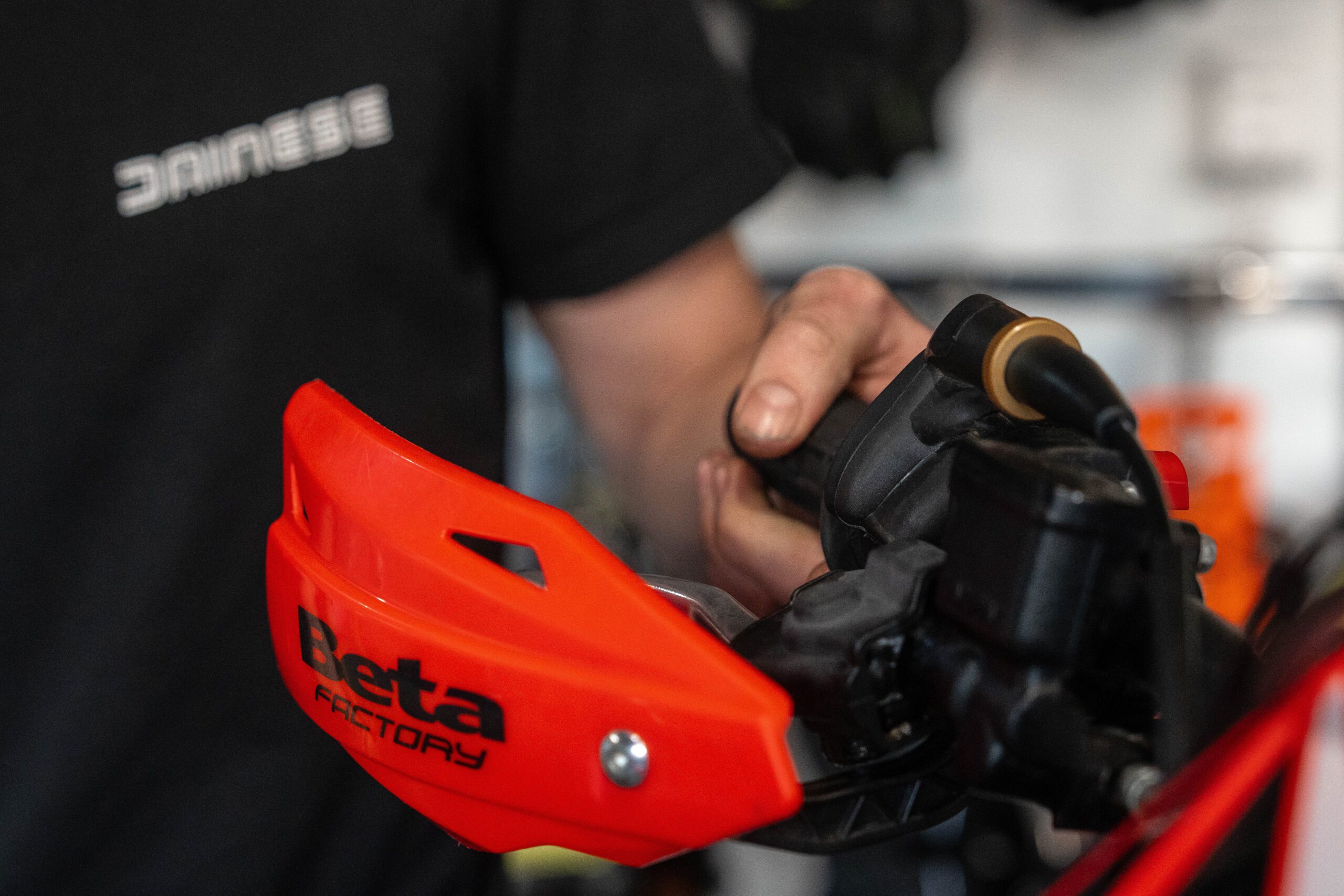 gros-plan-sur-la-protection-guidon-orange-betta-factory-d-une-moto-dans-l-atelier-de-pmh-motos