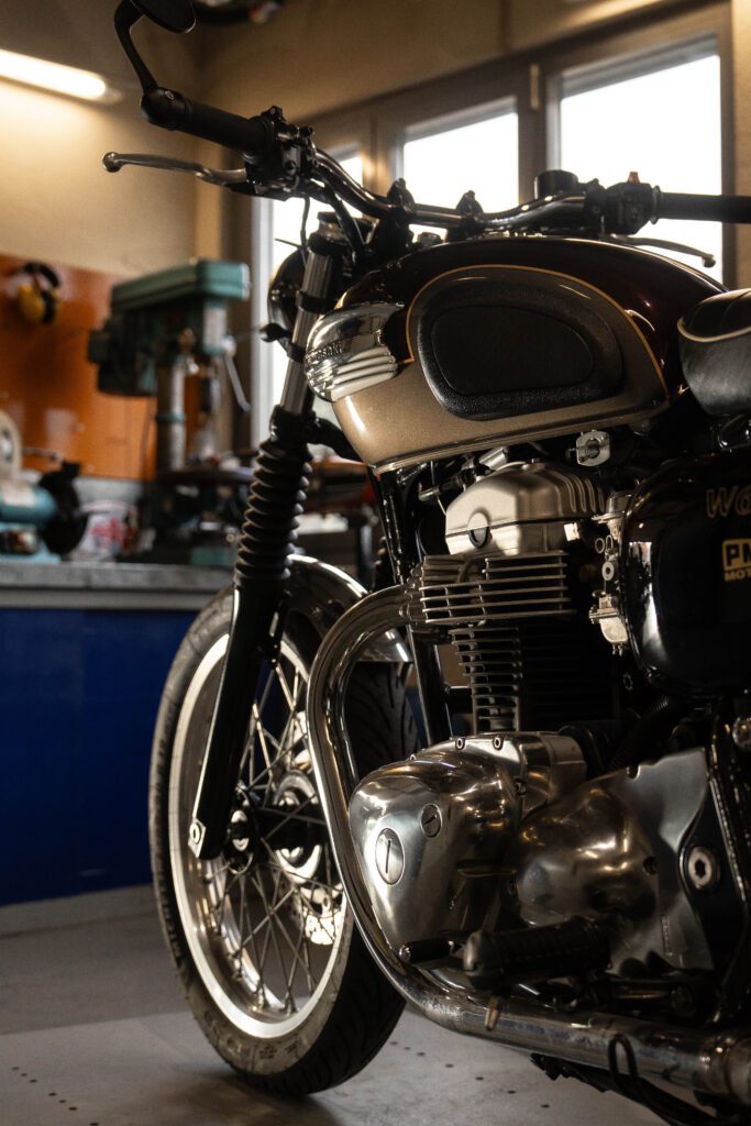 gros-plan-d-une-kawasaki-w800-classique-dans-l-atelier-de-pmh-motos-avec-moteur-et-design-retro